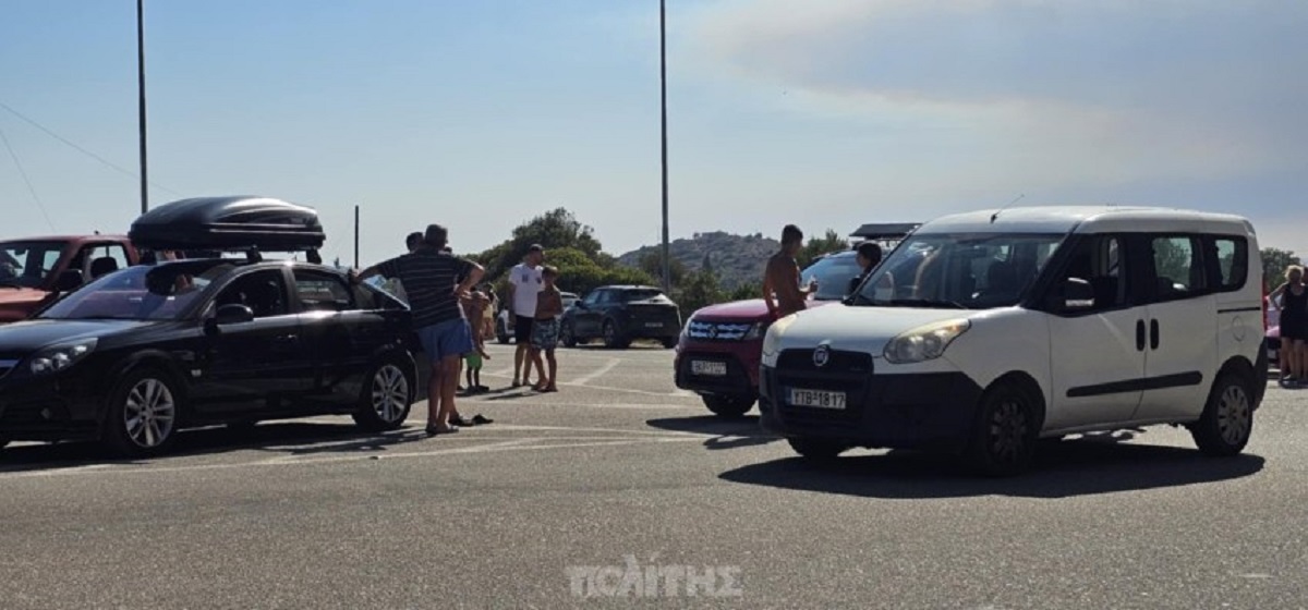 Πολίτες από την ευρύτερη περιοχή της Βολισσού, μετά το μήνυμα του 112 συγκεντρώθηκαν στην διασταύρωση που οδηγεί προς το Μάναγρο - ΦΩΤΟ politischios.gr