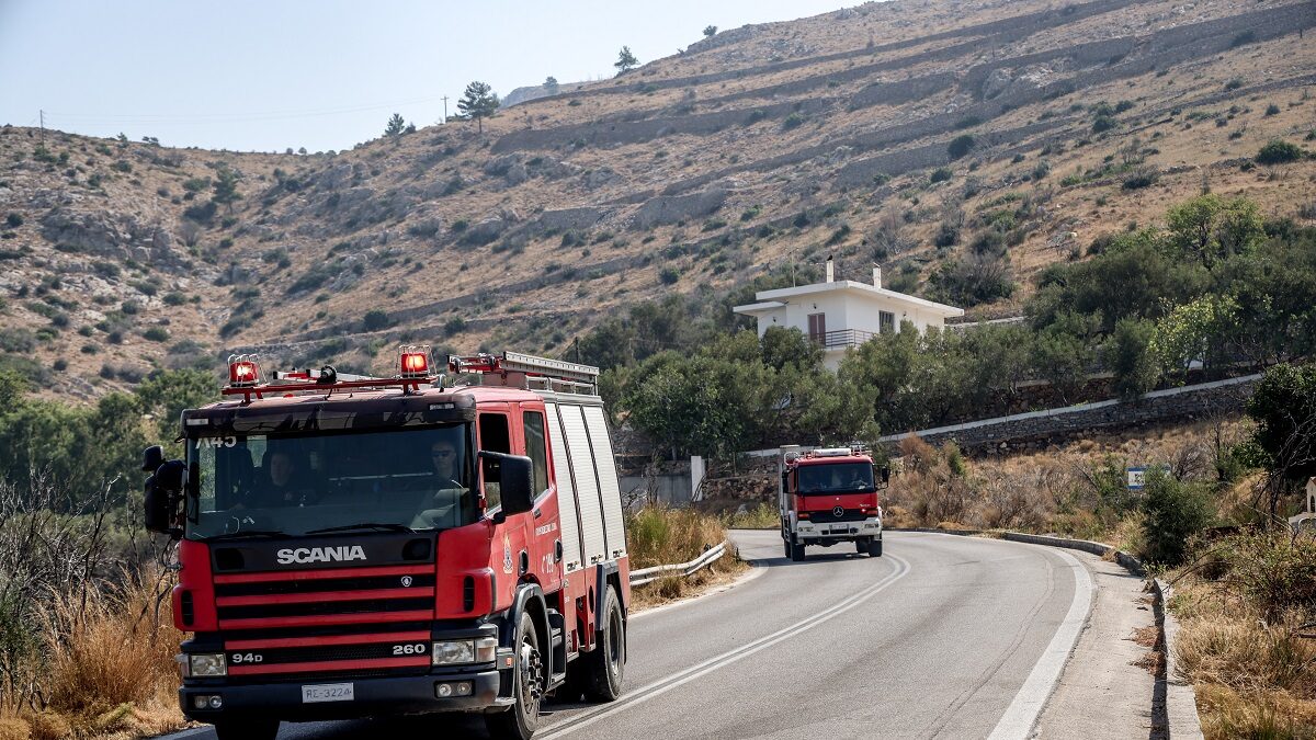 Στιγμιότυπο από περιοχή της βορειοδυτικής Χίου, όπου η φωτιά εξακολουθεί να καίει για τρίτη ημέρα, Πέμπτη 14 Αυγούστου 2025. Η υποχώρηση των ανέμων και η ενίσχυση της πυροσβεστικής δυνατότητας με δύο αεροσκάφη και έξι ελικόπτερα δίνουν ανάσα στις μεγάλες επίγειες δυνάμεις, που επιχειρούν στις ιδιαίτερα δύσβατες περιοχές των Κηπουριών, των Φυτών και των Καμπιών.  
(ΚΩΣΤΑΣ ΑΝΑΓΝΩΣΤΟΥ