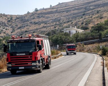 Στιγμιότυπο από περιοχή της βορειοδυτικής Χίου, όπου η φωτιά εξακολουθεί να καίει για τρίτη ημέρα, Πέμπτη 14 Αυγούστου 2025. Η υποχώρηση των ανέμων και η ενίσχυση της πυροσβεστικής δυνατότητας με δύο αεροσκάφη και έξι ελικόπτερα δίνουν ανάσα στις μεγάλες επίγειες δυνάμεις, που επιχειρούν στις ιδιαίτερα δύσβατες περιοχές των Κηπουριών, των Φυτών και των Καμπιών.  
(ΚΩΣΤΑΣ ΑΝΑΓΝΩΣΤΟΥ