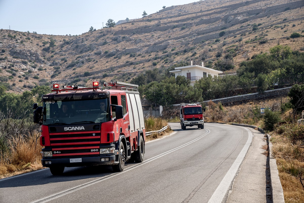 Στιγμιότυπο από περιοχή της βορειοδυτικής Χίου, όπου η φωτιά εξακολουθεί να καίει για τρίτη ημέρα, Πέμπτη 14 Αυγούστου 2025. Η υποχώρηση των ανέμων και η ενίσχυση της πυροσβεστικής δυνατότητας με δύο αεροσκάφη και έξι ελικόπτερα δίνουν ανάσα στις μεγάλες επίγειες δυνάμεις, που επιχειρούν στις ιδιαίτερα δύσβατες περιοχές των Κηπουριών, των Φυτών και των Καμπιών.  
(ΚΩΣΤΑΣ ΑΝΑΓΝΩΣΤΟΥ