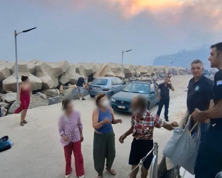 Φωτιά στην Χίο: Έως την θάλασσα έφτασαν οι φλόγες – Πάνω από 50 απεγκλωβισμοί από το λιμενικό