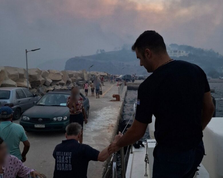 Χίος: Εικόνες με τον κόσμο να εγκαταλείπει τη φλεγόμενη Βολισσό από τη θάλασσα