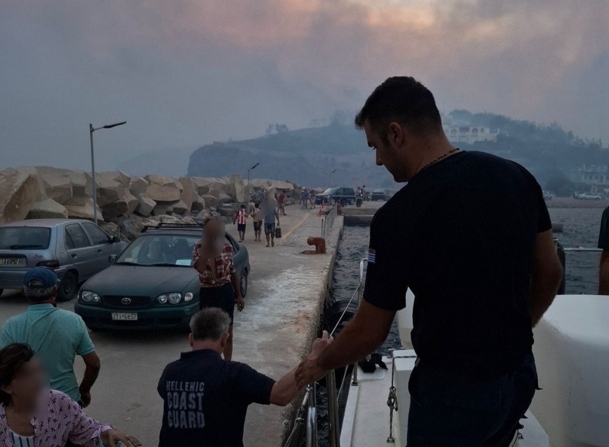 Χίος: Εικόνες με τον κόσμο να εγκαταλείπει τη φλεγόμενη Βολισσό από τη θάλασσα