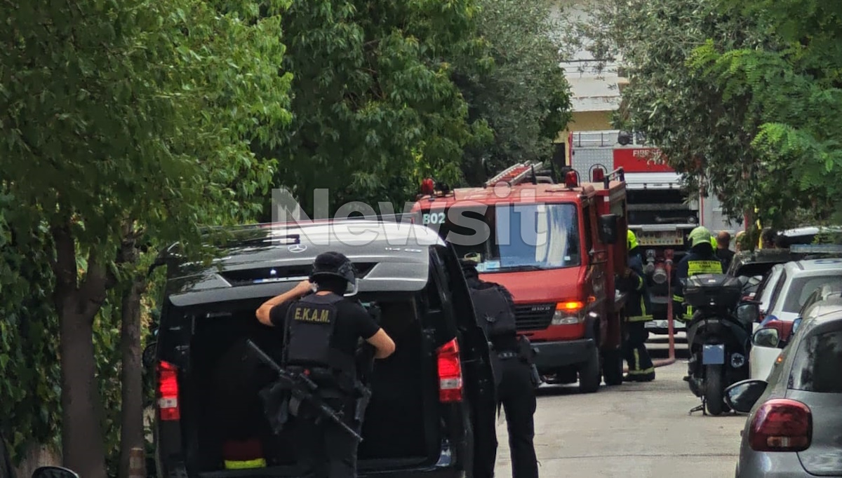 Άνδρες της ΕΚΑΜ ετοιμάζονται να εισβάλλουν στο διαμέρισμα