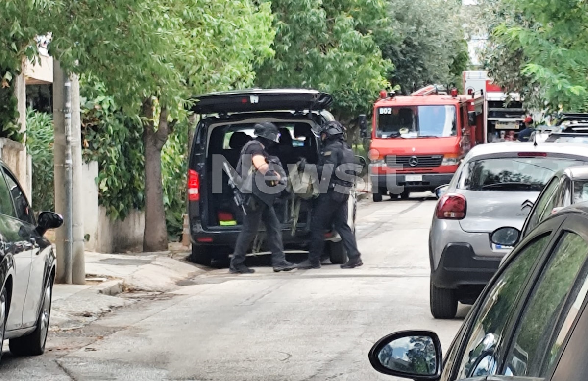 Ετοιμάζουν έφοδο στο διαμέρισμα