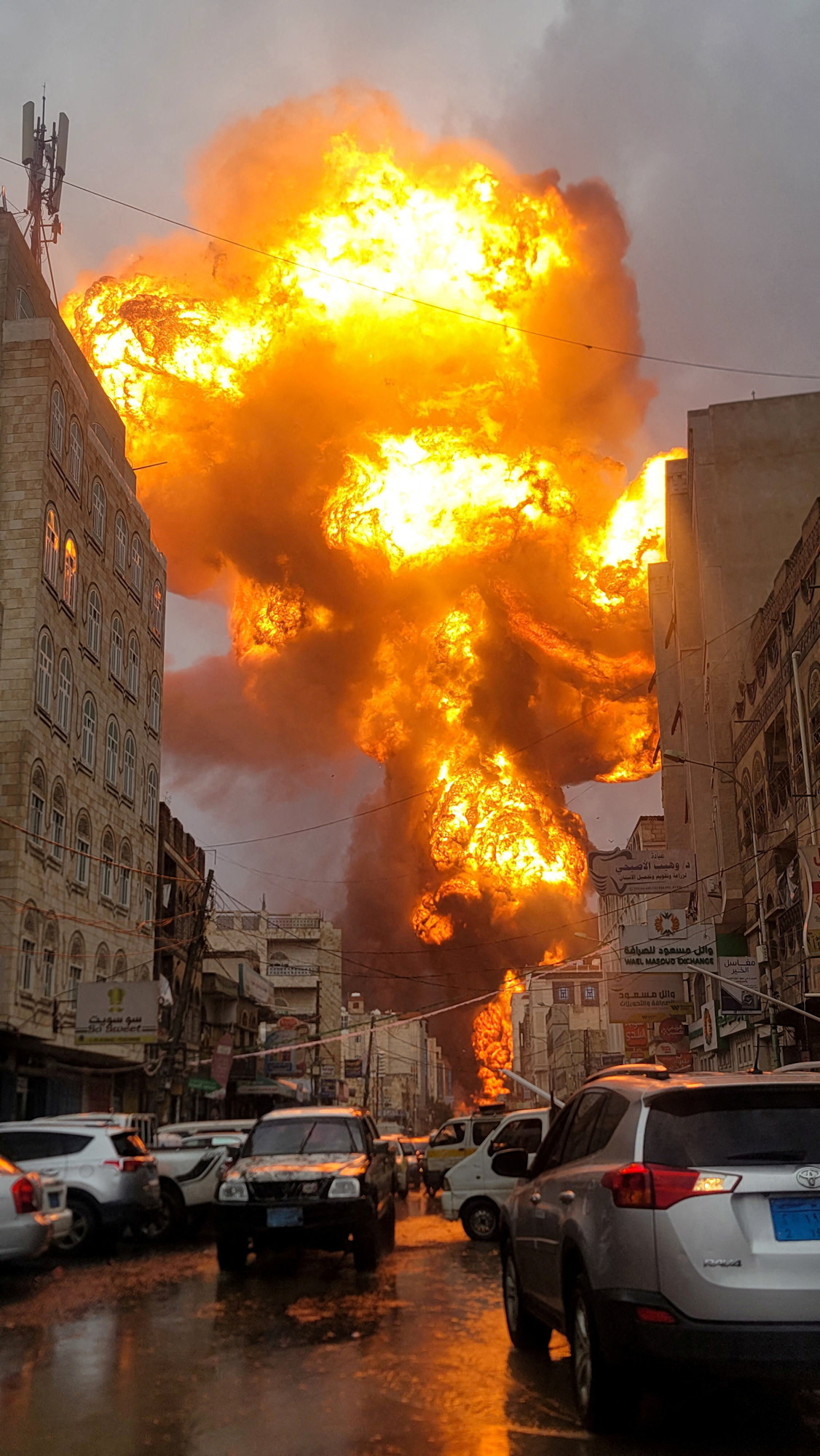 Μια πυρόσφαιρα αναδύεται από το σημείο όπου σημειώθηκε ισραηλινή αεροπορική επίθεση στη Σαναά