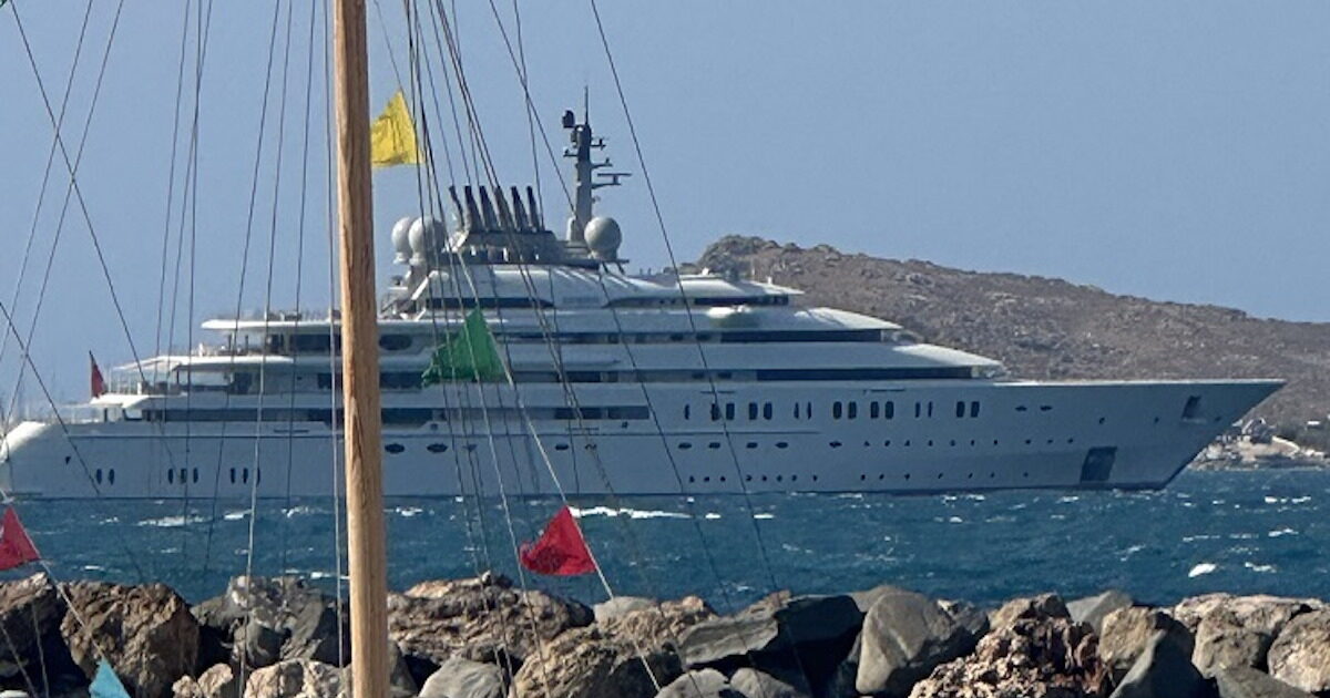 Paros: impresses super yacht Sheikh who tied to Naoussa – is one of the greatest in the world