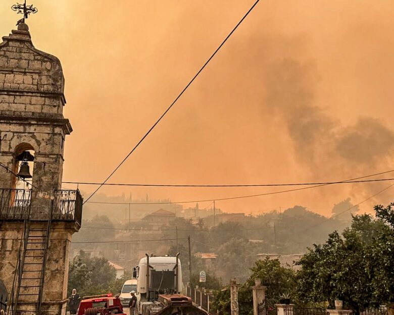 Ζάκυνθος: Μάχη σε 3 μέτωπα με τη μεγάλη φωτιά