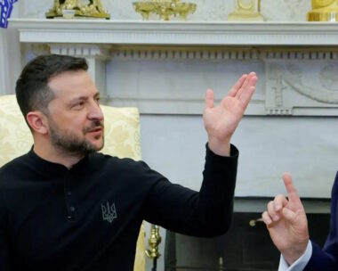 Σύνοδος Τραμπ – Ζελένσκι στην Ουάσινγκτον: Το ζήτημα του κουστουμιού του Ουκρανού προέδρου επιστρέφει στο τραπέζι
