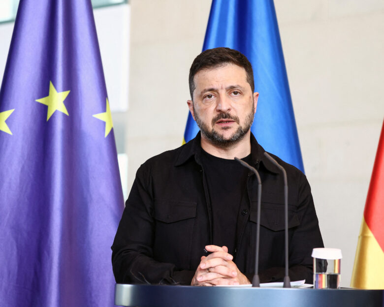 Σύνοδος Τραμπ – Ζελένσκι στην Ουάσινγκτον: Το ζήτημα του κουστουμιού του Ουκρανού προέδρου επιστρέφει στο τραπέζι