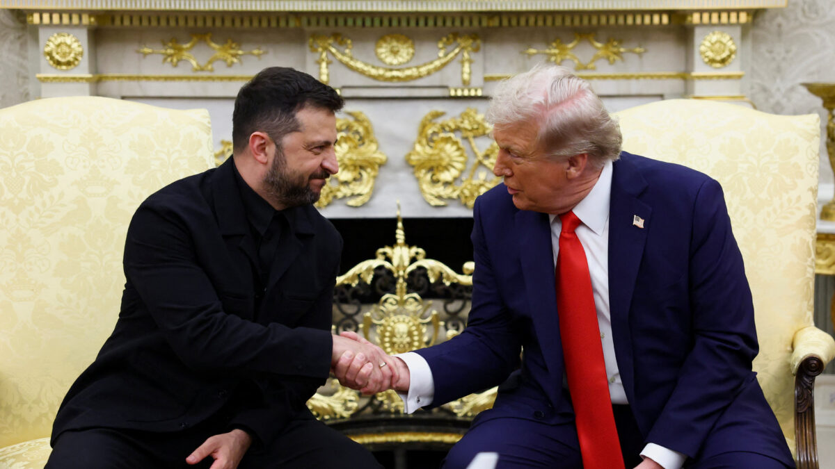 Χειραψία του Βολοντίμιρ Ζελένσκι με τον Ντόναλντ Τραμπ στον Λευκό Οίκο