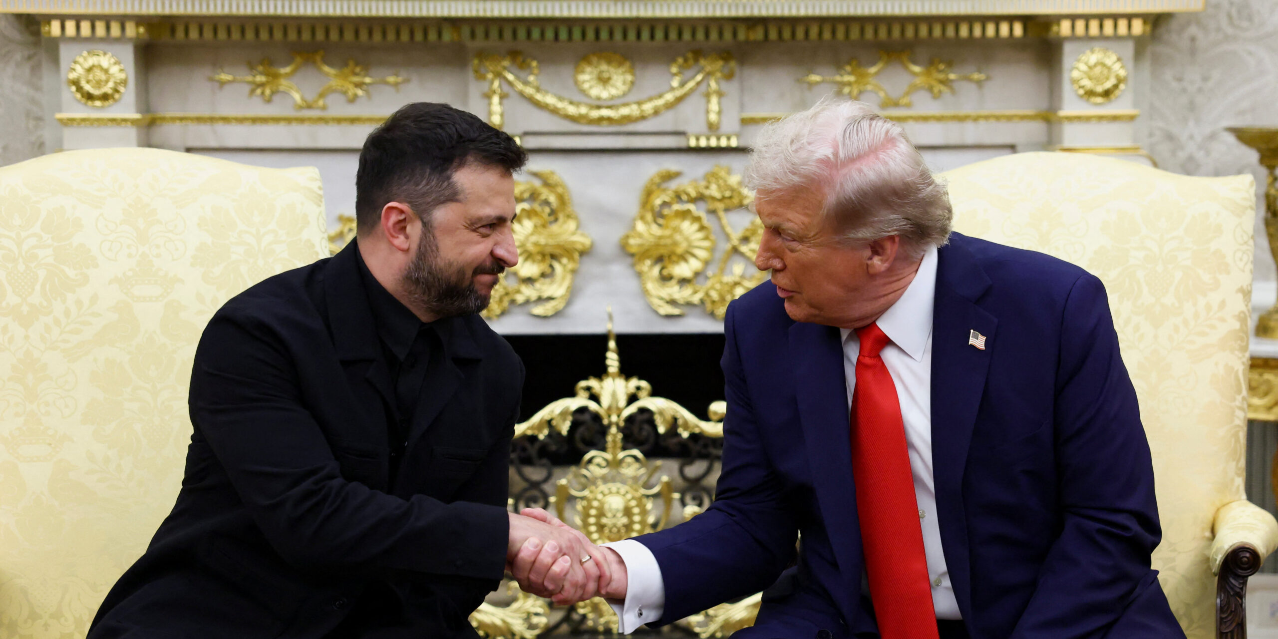 Χειραψία του Βολοντίμιρ Ζελένσκι με τον Ντόναλντ Τραμπ στον Λευκό Οίκο