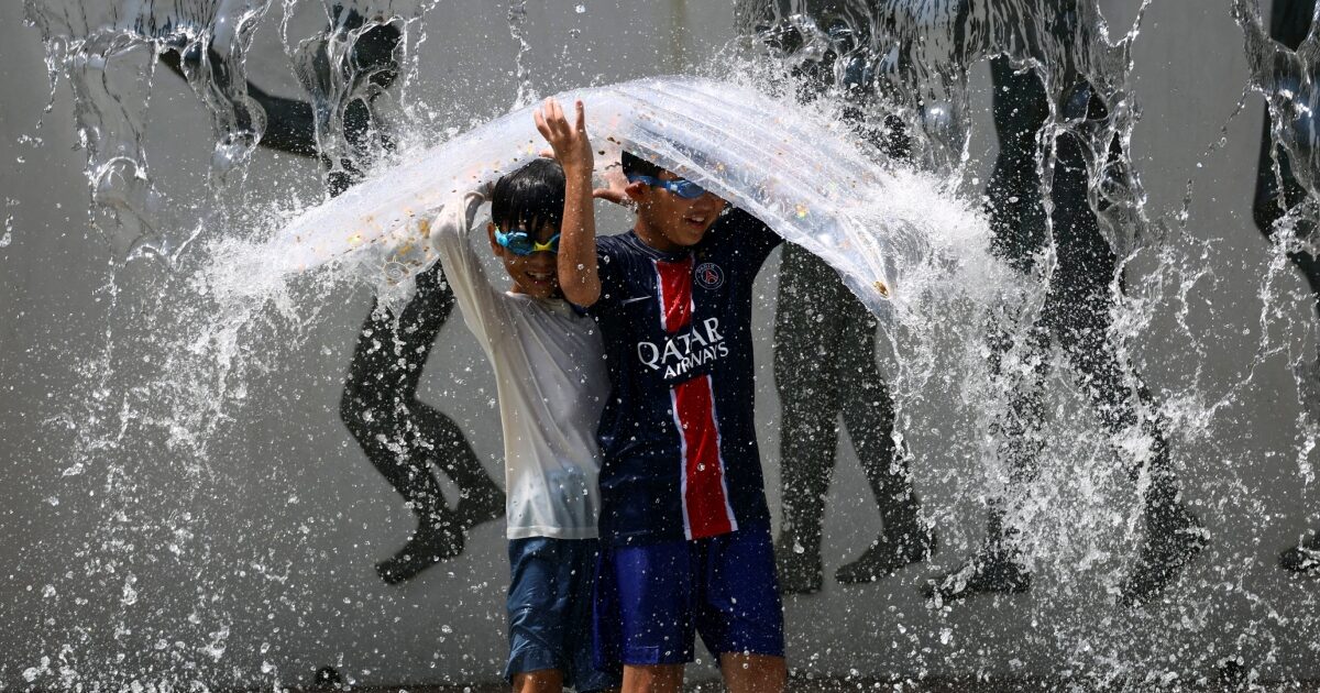 Weather: There is a 4 -day heat with 40s in western Greece – the winds insist, extreme risk for fire and today