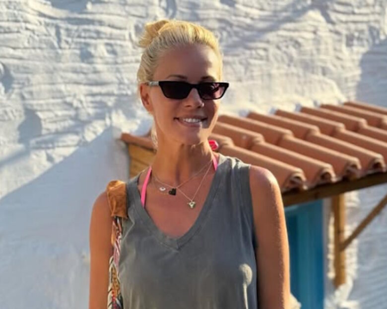 Η Ζέτα Μακρυπούλια μοιράζεται καλοκαιρινά στιγμιότυπα από τη Σάμο – «Όλο πλακόστρωτο που θες να το περπατήσεις»
