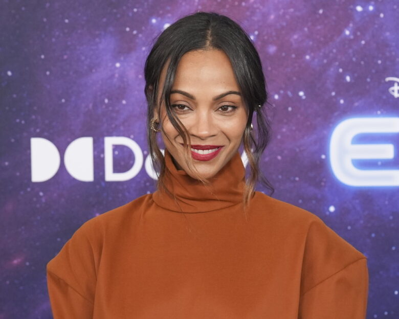 Η ηθοποιός Zoe Saldana απολαμβάνει τις διακοπές της στην Μύκονο