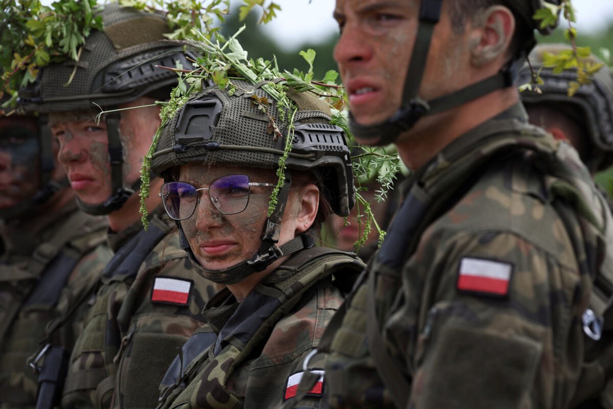 Η 36χρονη διοικητική υπάλληλος Αγκνιέσκα Τζεντροζάκ στέκεται μαζί με άλλους νεοσύλλεκτους κατά τη διάρκεια της εθελοντικής στρατιωτικής εκπαίδευσης στο πεδίο εκπαίδευσης στο Μπρανιέβο της Πολωνίας