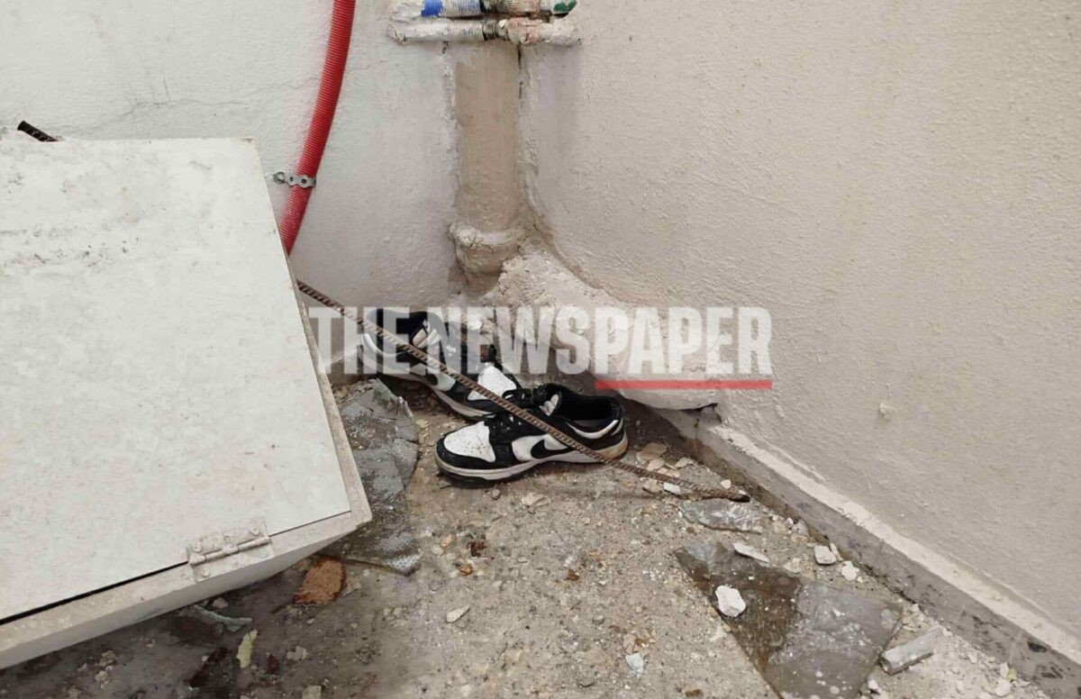 Τα παπούτσια του 20χρονου φοιτητή που βρέθηκε νεκρός μέσα στον φωταγωγό