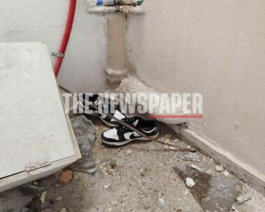 Τα παπούτσια του 20χρονου φοιτητή που βρέθηκε νεκρός μέσα στον φωταγωγό