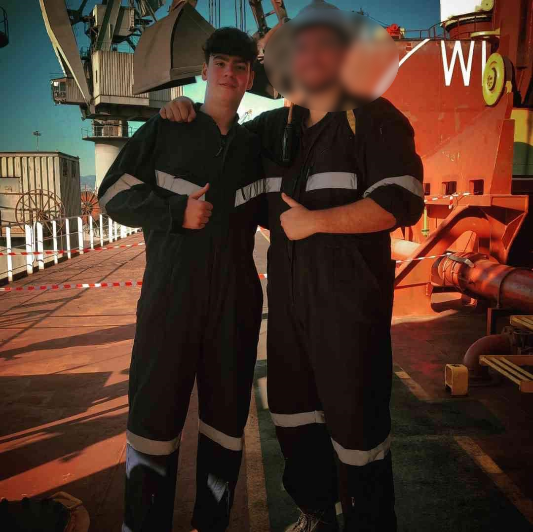 Ο 20χρονος με τον αδελφό του σε πλοίο