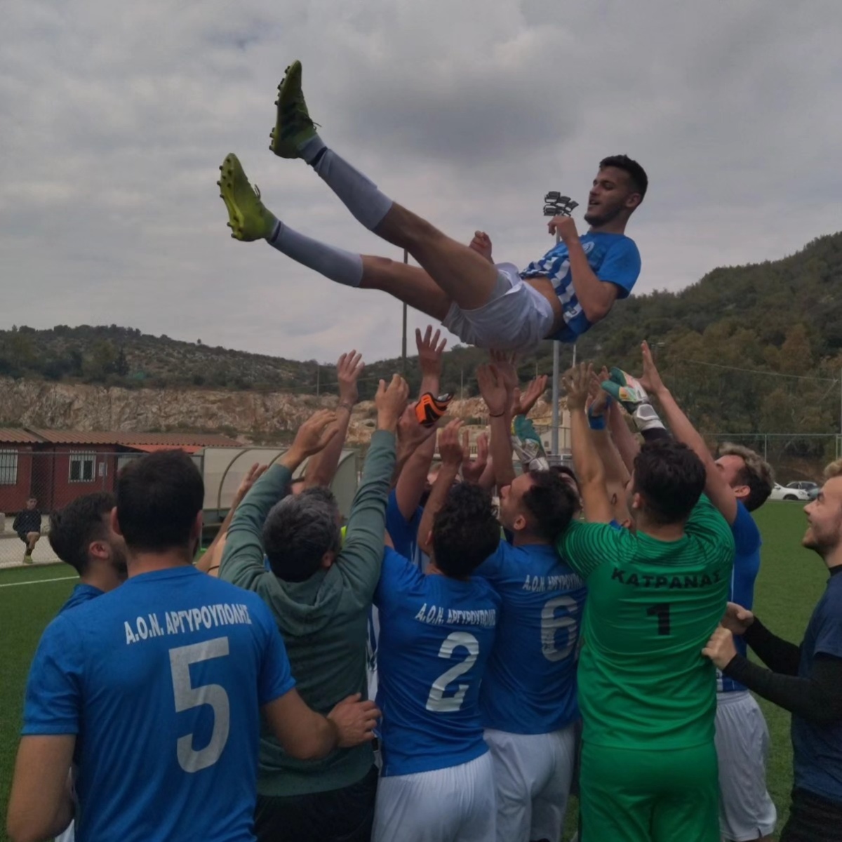 Πανηγυρισμοί με τους συμπαίκτες του