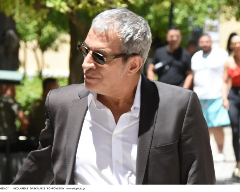 Θέμης Αδαμαντίδης: «Είμαι ερωτευμένος το τελευταίο διάστημα» παραδέχεται ο τραγουδιστής στην κάμερα