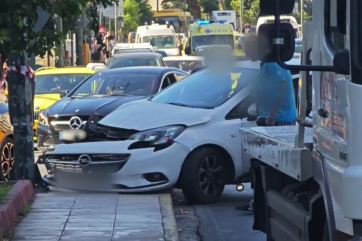 Αυτοκίνητο έπεσε σε κολόνα στη Βασιλίσσης Σοφίας: Μεγάλες καθυστερήσεις στο σημείο – Δείτε βίντεο
