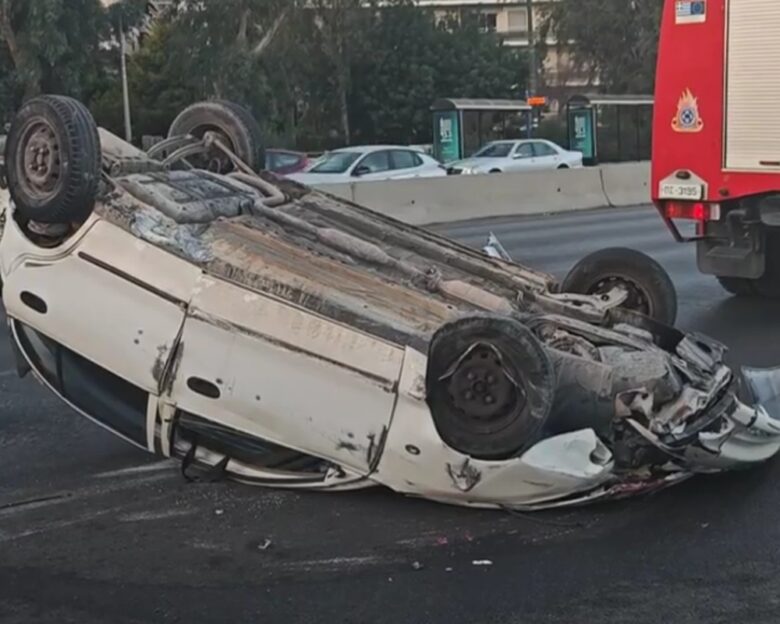 Τροχαίο στη Ποσειδώνος: Στο νοσοκομείο άνδρας μετά από ανατροπή του αυτοκινήτου του στο Παλαιό Φάληρο – Δείτε βίντεο