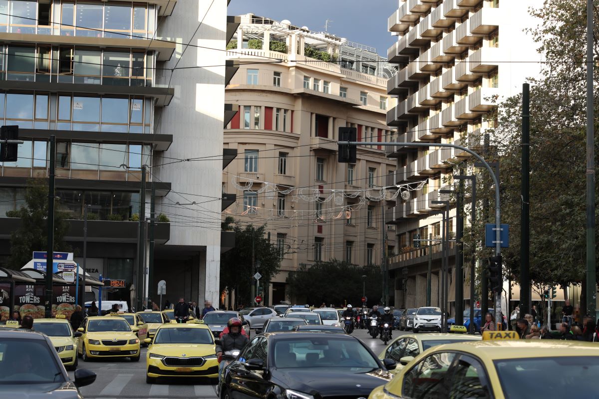 Αυτοκίνητα στο κέντρο της Αθήνας
