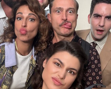 Άγιος έρωτας: Η funky selfie της Δανάης Παππά με τους συμπρωταγωνιστές της με αφορμή την πρεμιέρα του 2ου κύκλου