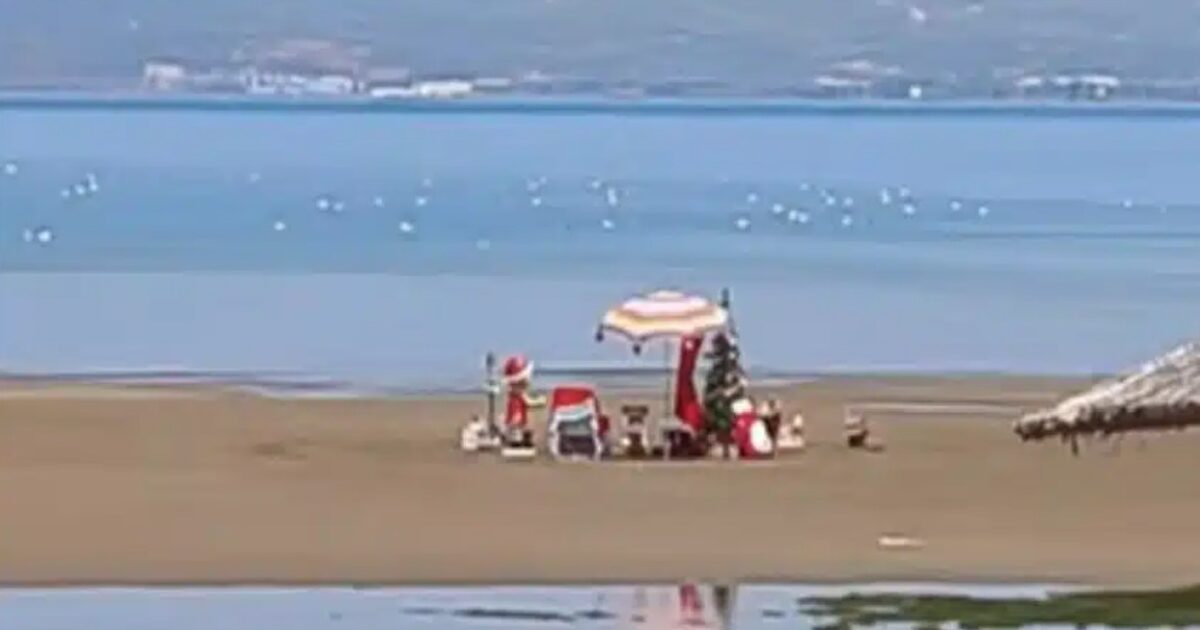 Chalkida: Santa Claus brought Christmas to a beach in Evia in the midst of summer