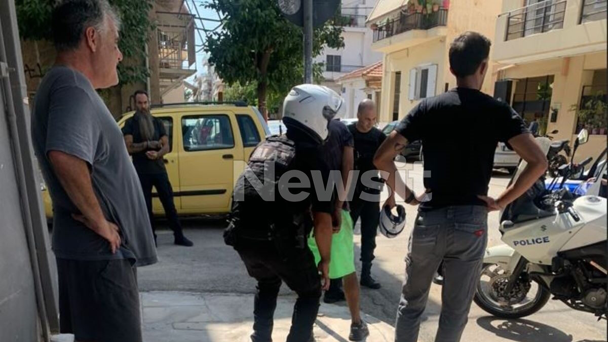 Ο 32χρονος Σύρος τη στιγμή της σύλληψής του από τους αστυνομικούς