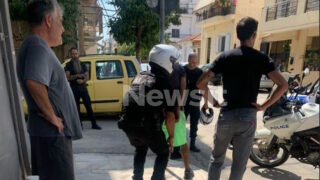 Ο 32χρονος Σύρος τη στιγμή της σύλληψής του από τους αστυνομικούς