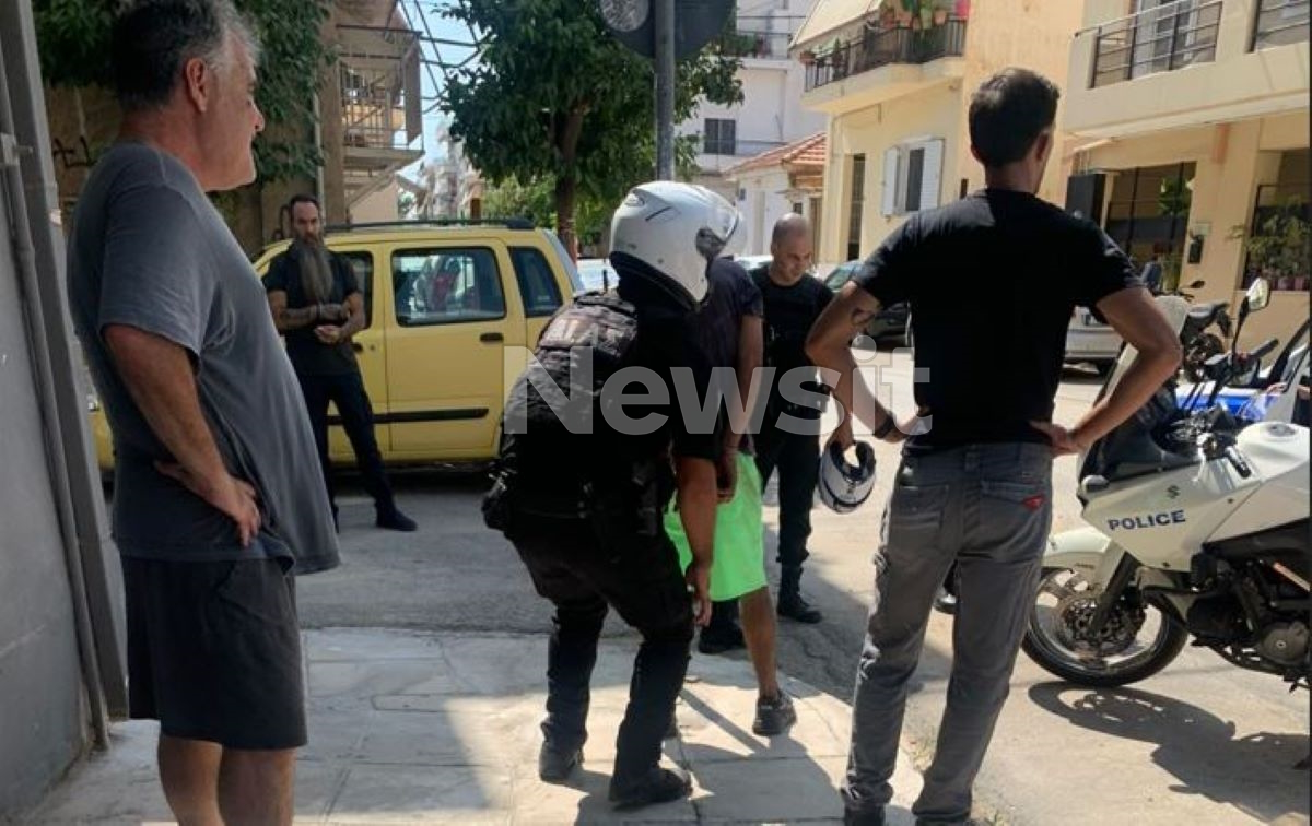 Ο 32χρονος Σύρος τη στιγμή της σύλληψής του από τους αστυνομικούς