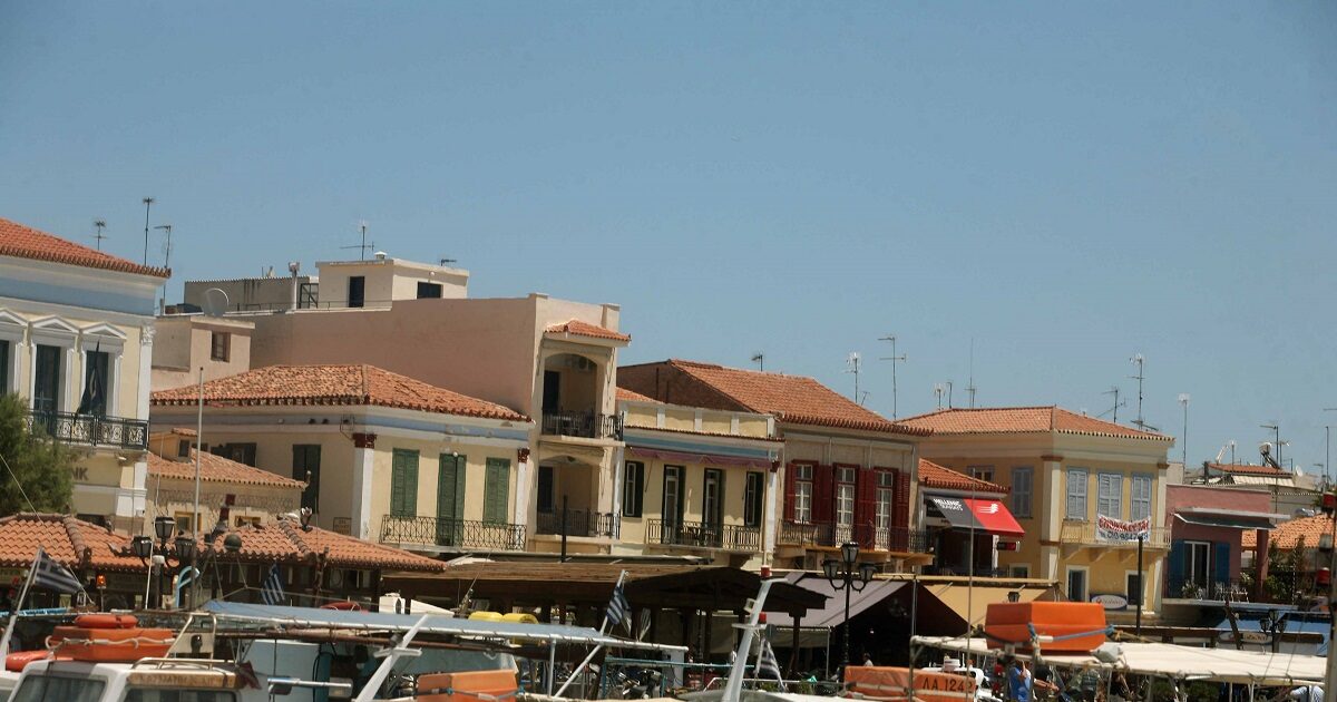 Aegina: They carried with a papa instead of a stretcher injured woman – once again there was no ambulance driver