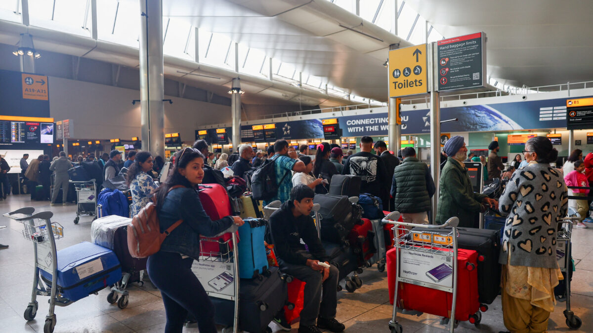 Οι ταξιδιώτες περιμένουν κοντά στα γκισέ check-in στο Τερματικό 2 του αεροδρομίου Heathrow, εν μέσω καθυστερήσεων και ακυρώσεων πτήσεων, που οφείλονται σε διακοπή των συστημάτων check-in και επιβίβασης λόγω κυβερνοεπίθεσης