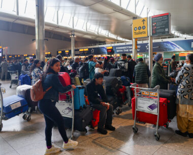 Οι ταξιδιώτες περιμένουν κοντά στα γκισέ check-in στο Τερματικό 2 του αεροδρομίου Heathrow, εν μέσω καθυστερήσεων και ακυρώσεων πτήσεων, που οφείλονται σε διακοπή των συστημάτων check-in και επιβίβασης λόγω κυβερνοεπίθεσης