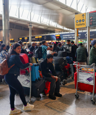 Οι ταξιδιώτες περιμένουν κοντά στα γκισέ check-in στο Τερματικό 2 του αεροδρομίου Heathrow, εν μέσω καθυστερήσεων και ακυρώσεων πτήσεων, που οφείλονται σε διακοπή των συστημάτων check-in και επιβίβασης λόγω κυβερνοεπίθεσης