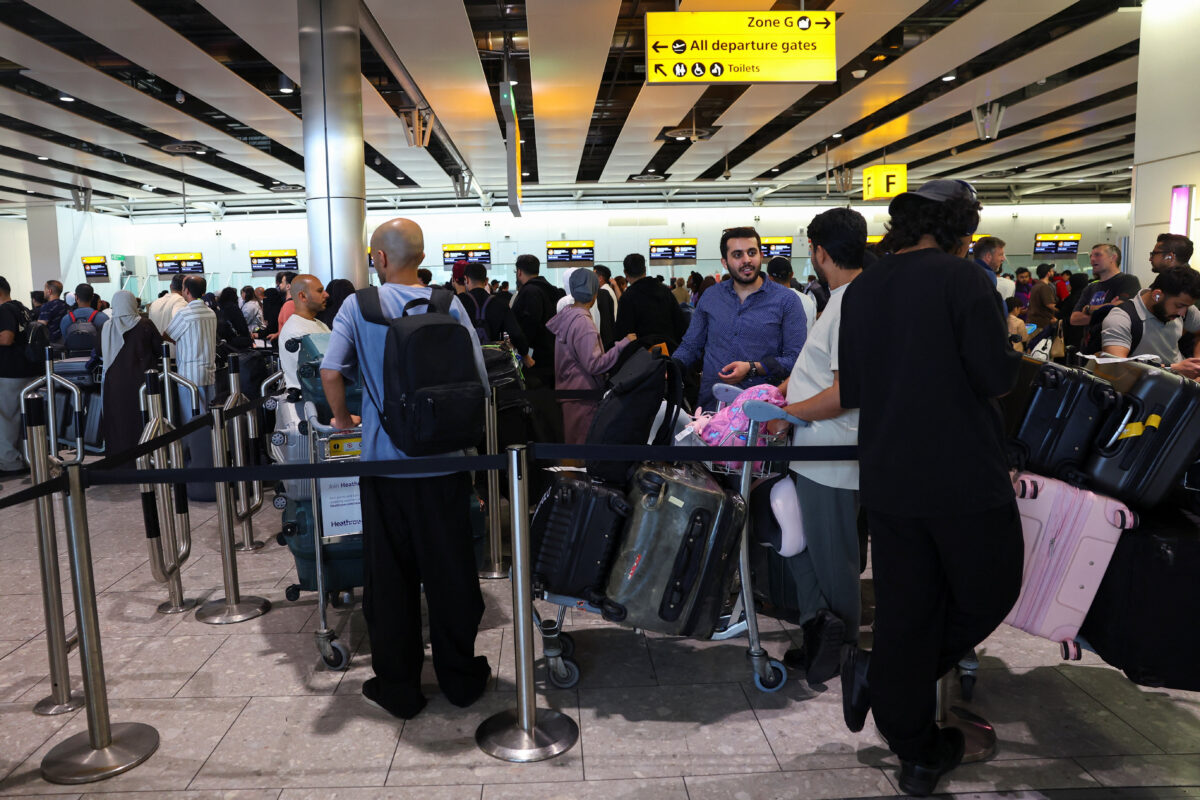 Επιβάτες στο αεροδρόμιο Χίθροου του Λονδίνου