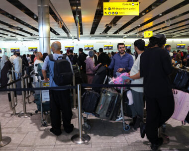 Επιβάτες στο αεροδρόμιο Χίθροου του Λονδίνου
