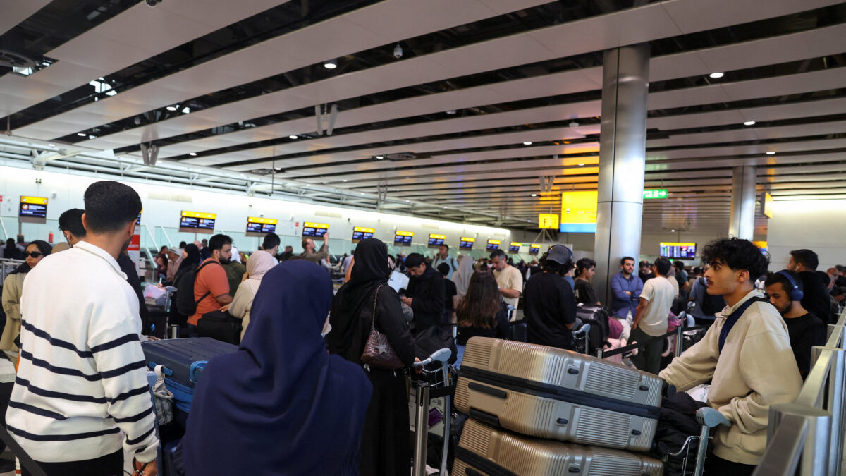 Επιβάτες στο αεροδρόμιο Χίθροου του Λονδίνου