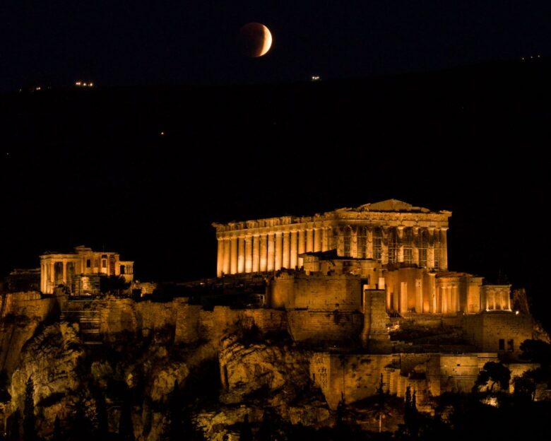 Απόψε το «Ματωμένο φεγγάρι»: Live η ολική έκλειψη σελήνης