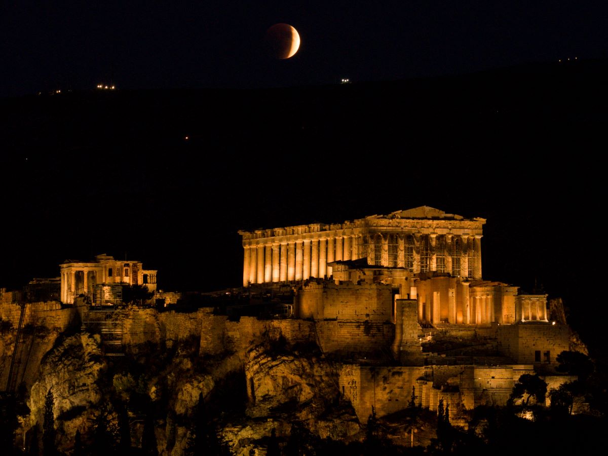 Το «Ματωμένο φεγγάρι» με φόντο την Ακρόπολη