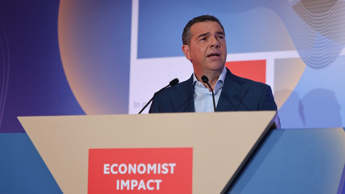 Ο Αλέξης Τσίπρας στο βήμα του 5ου συνεδρίου του Economist στη Θεσσαλονίκη