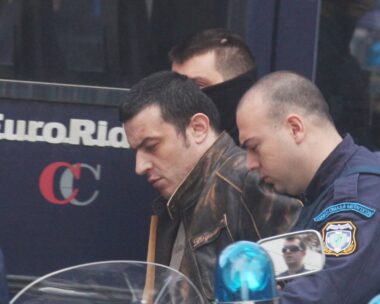 Ο Αλκέτ Ριζάι κατά τη μεταφορά του στο Εφετείο το 2013