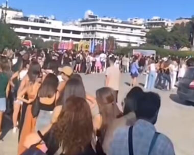 Πλήθος κόσμου έχει συγκεντρωθεί έξω από το Καλλιμάρμαρο για τη συναυλία της Άννας Βίσση