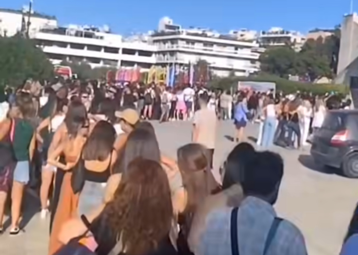Πλήθος κόσμου έχει συγκεντρωθεί έξω από το Καλλιμάρμαρο για τη συναυλία της Άννας Βίσση