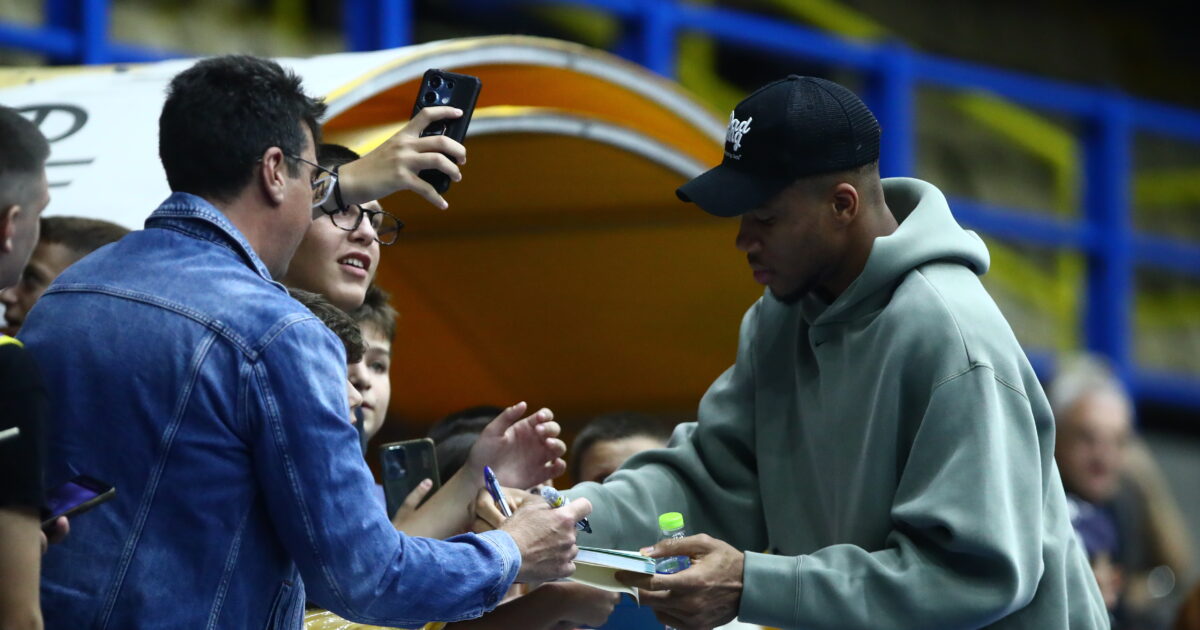 Giannis Antetokounbos distributed autographs to his little fans in Peristeri