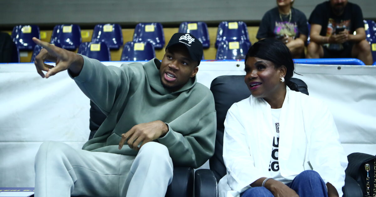 Giannis Antetokounbos with his mother in the Peristeri -Aris match for the “Nikos Fasouras” tournament