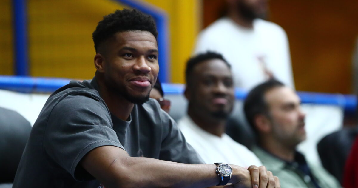 Giannis Antetokounbos: The posting of Mars owner Richard Siao with Greek Freak shoes
