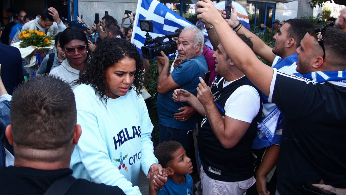 Η Μαράια Αντετοκούνμπο κατά την άφιξη της Εθνικής